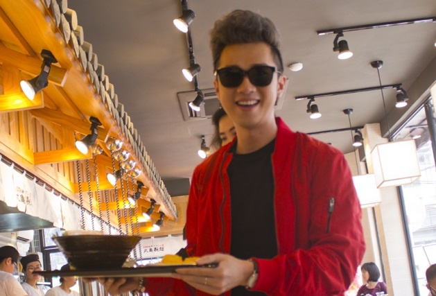 Oc Thanh Van, Minh Xu du khai truong nha hang Marukame Udon hinh anh