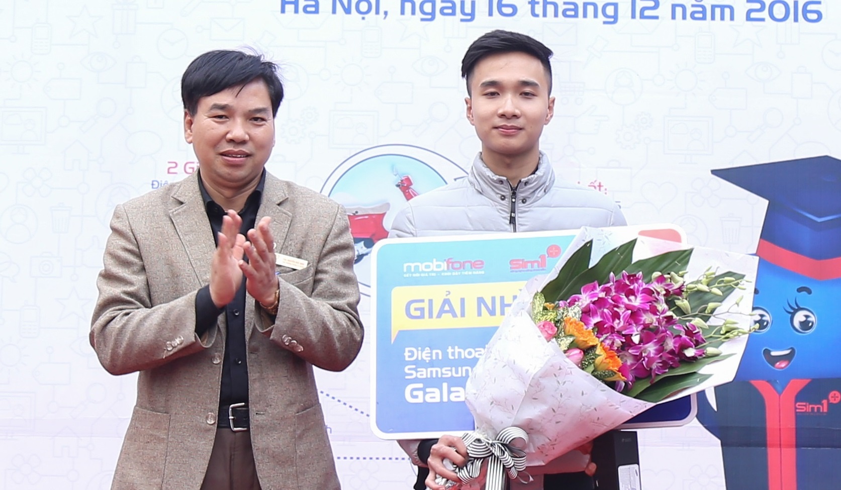 MobiFone tang xe Vespa cho sinh vien may man hinh anh