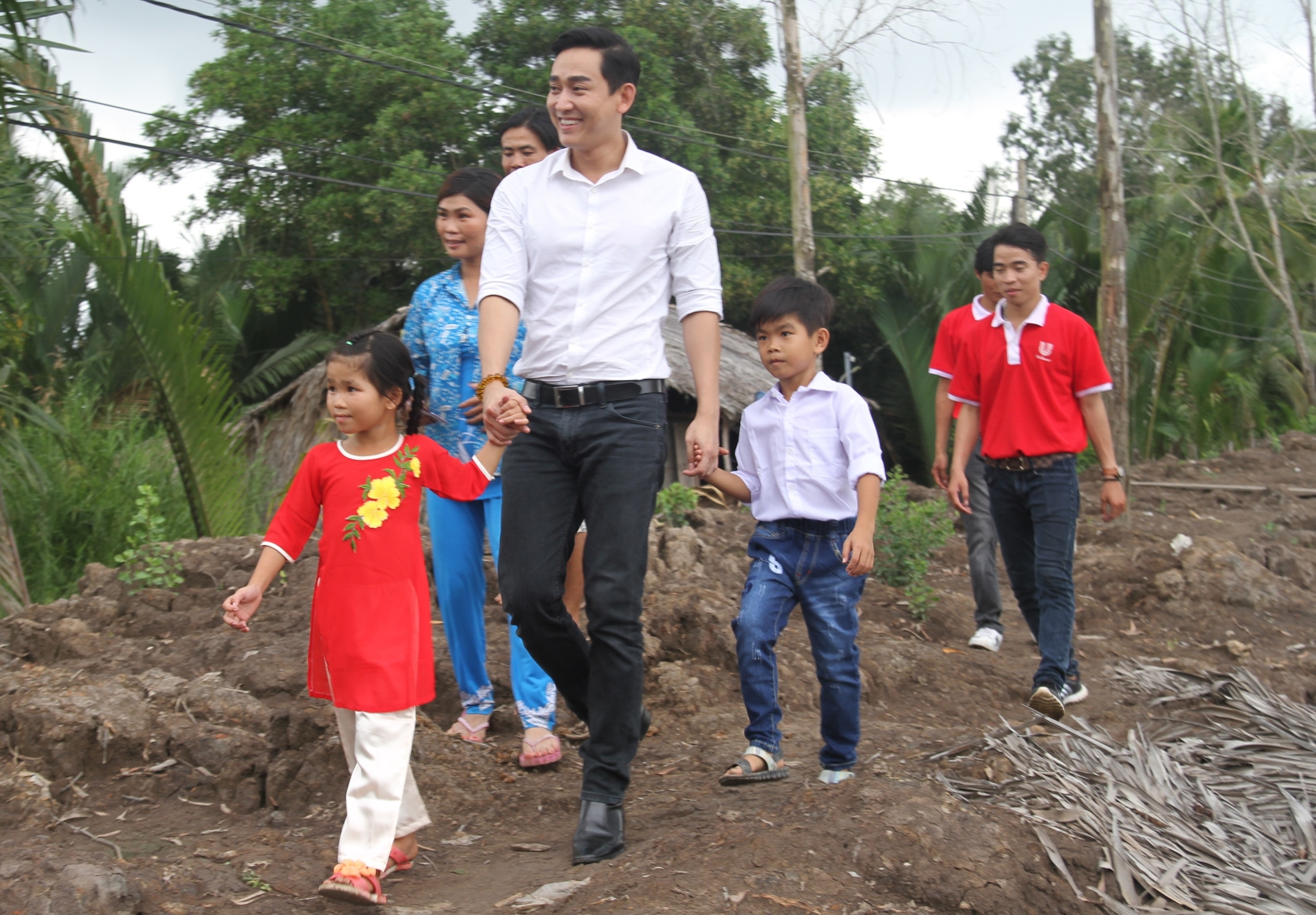 Hua Vi Van gian di ve Ca Mau trao qua Tet som cho ba con hinh anh