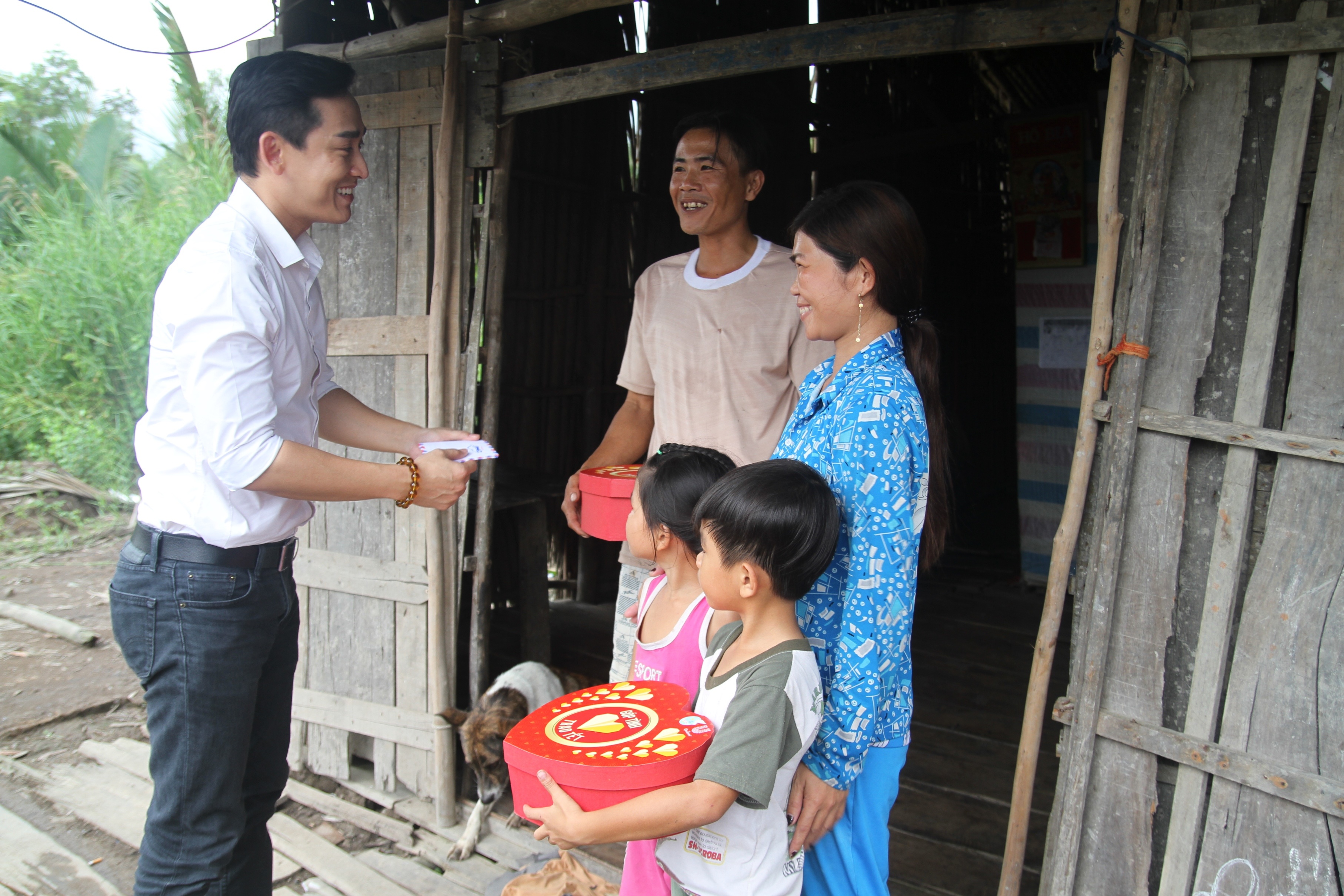 Hua Vi Van gian di ve Ca Mau trao qua Tet anh 2