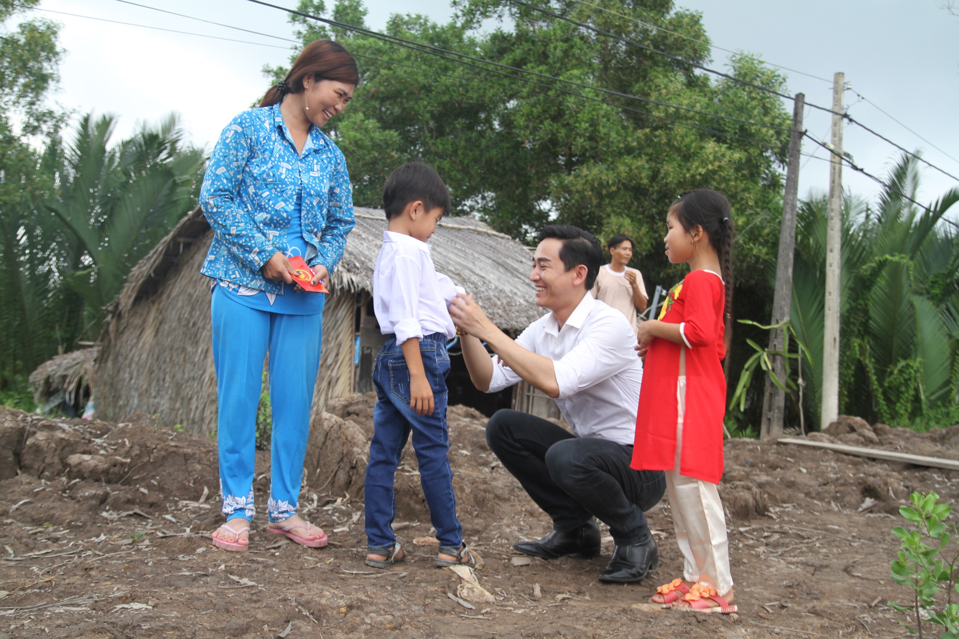 Hua Vi Van gian di ve Ca Mau trao qua Tet anh 6