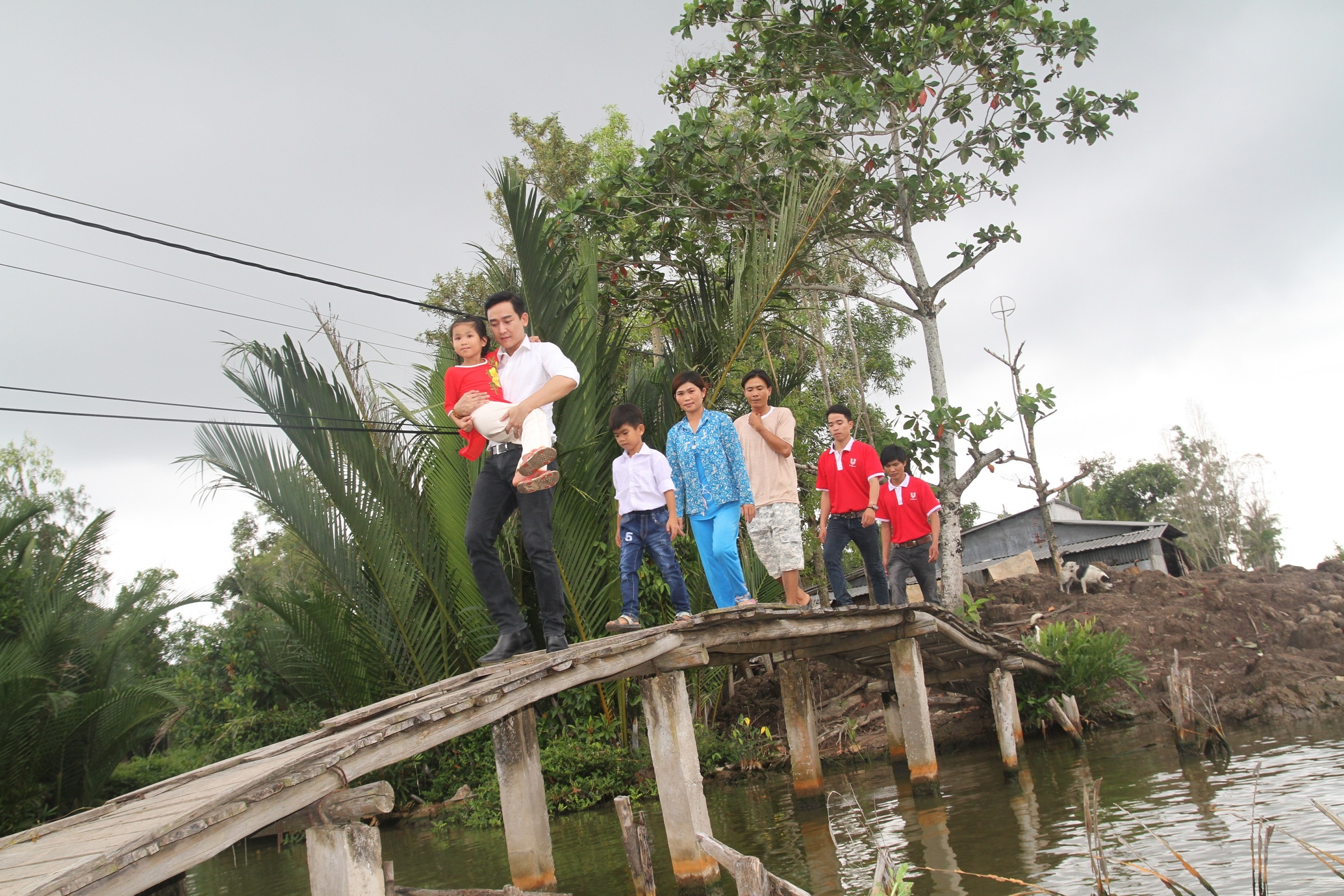 Hua Vi Van gian di ve Ca Mau trao qua Tet anh 7