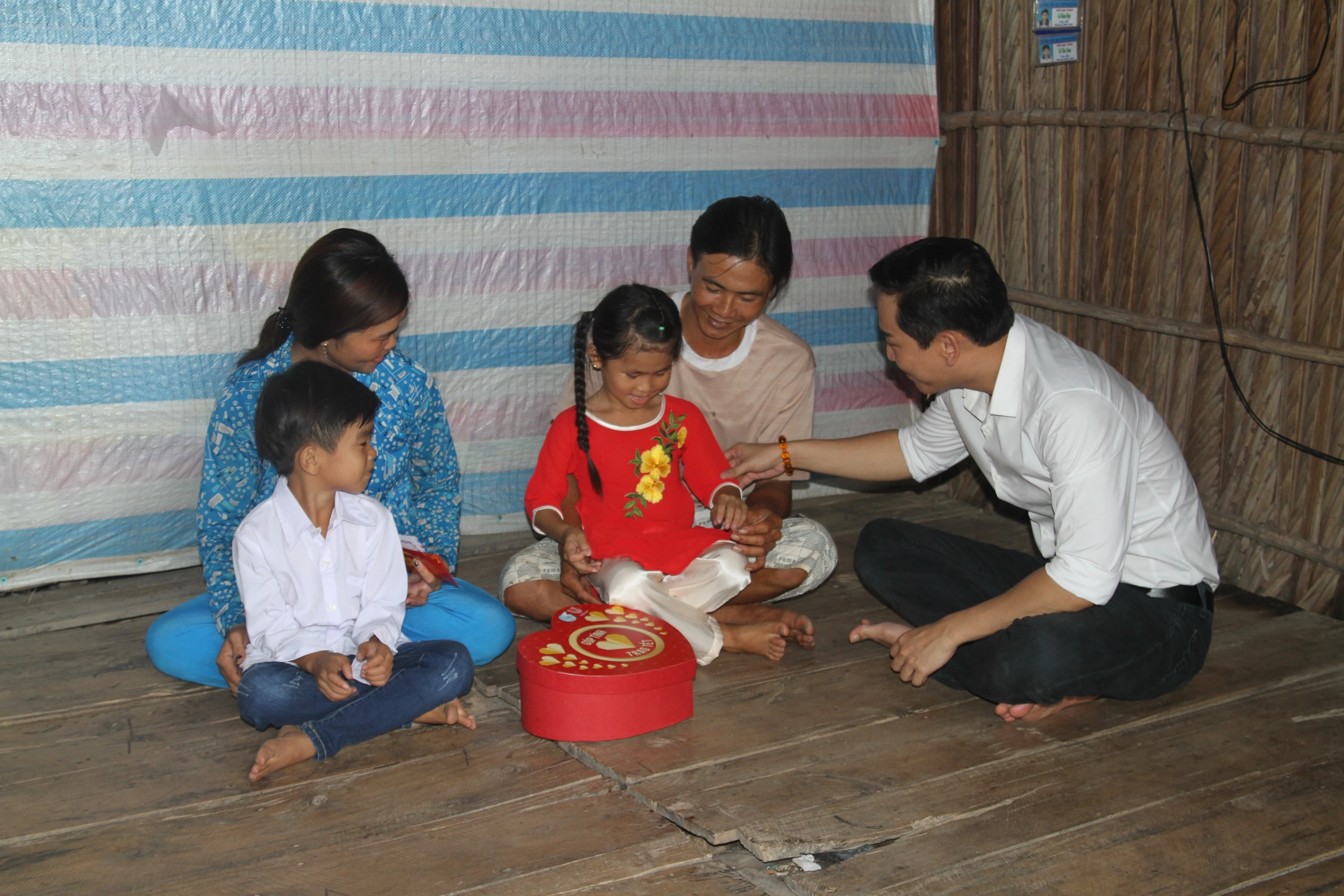 Hua Vi Van gian di ve Ca Mau trao qua Tet anh 5