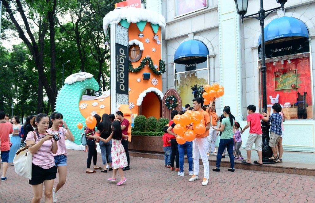 Gioi tre thich thu voi chiec giay khong lo cua ong gia Noel hinh anh