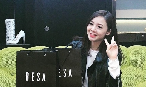 Hoc cach phoi do voi quan jeans noi bat nhu Quynh Kool hinh anh