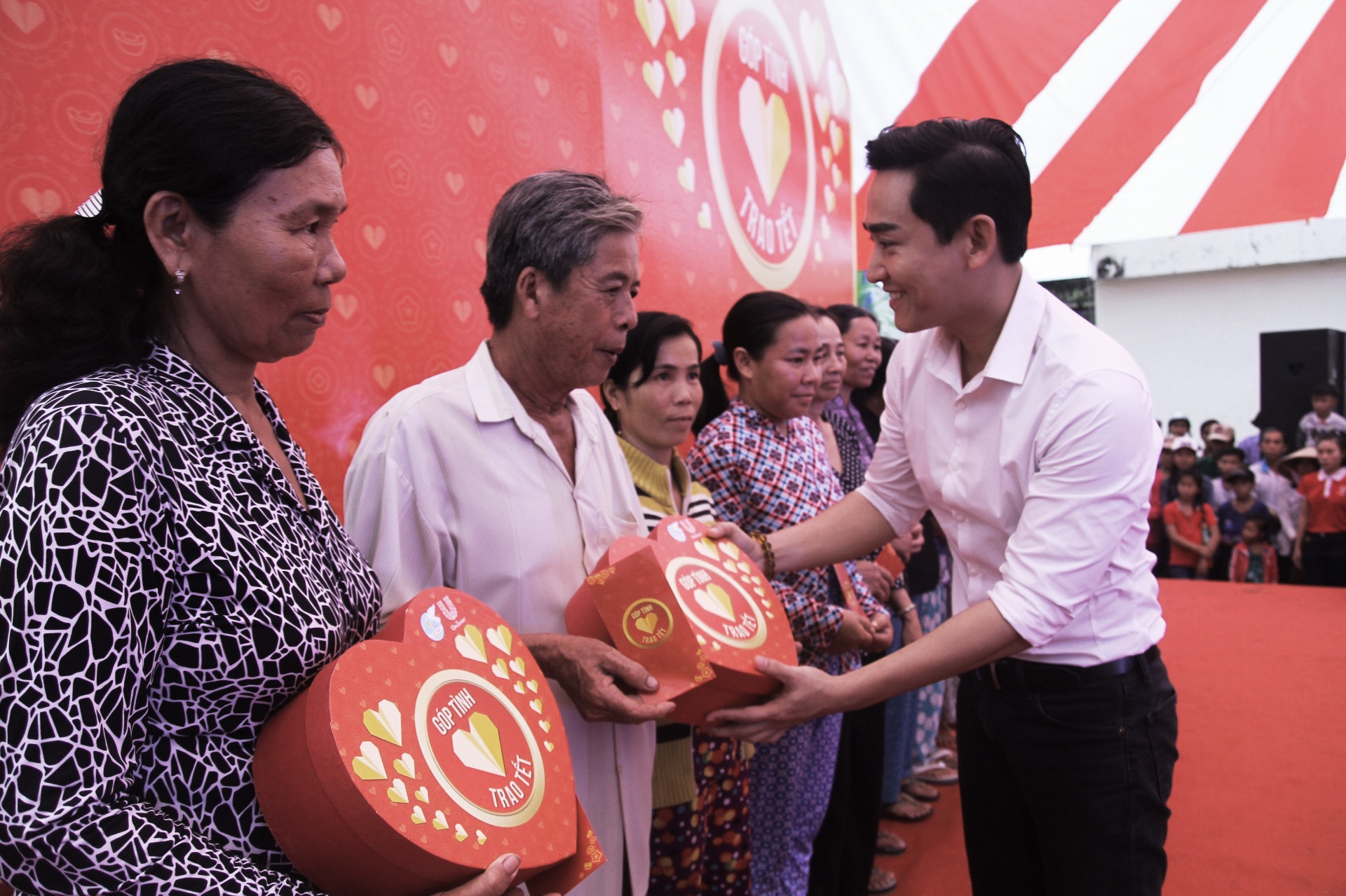 Hua Vi Van gian di ve Ca Mau trao qua Tet anh 8