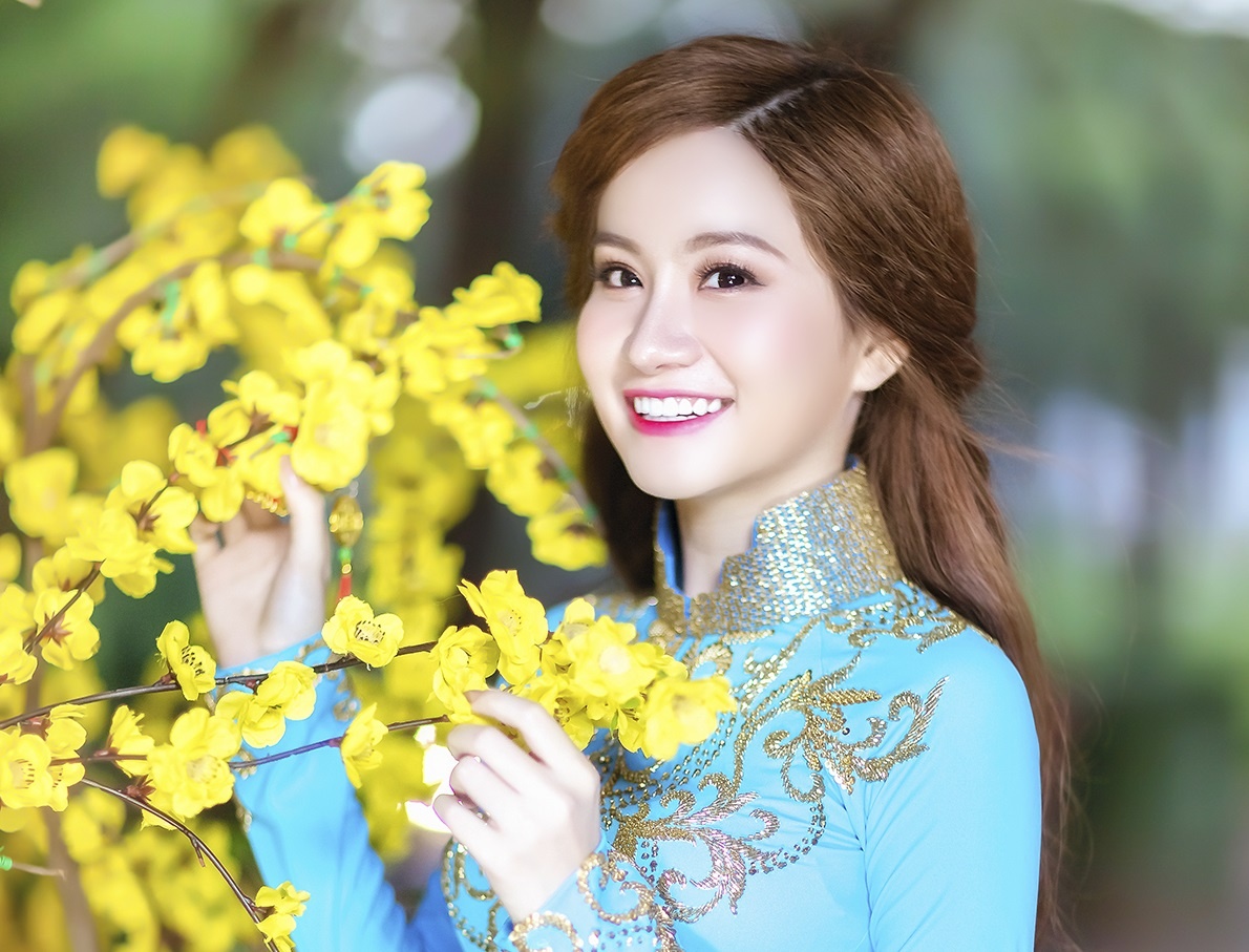 A hau Ngoc Huyen dep rang ro trong bo anh chao xuan hinh anh