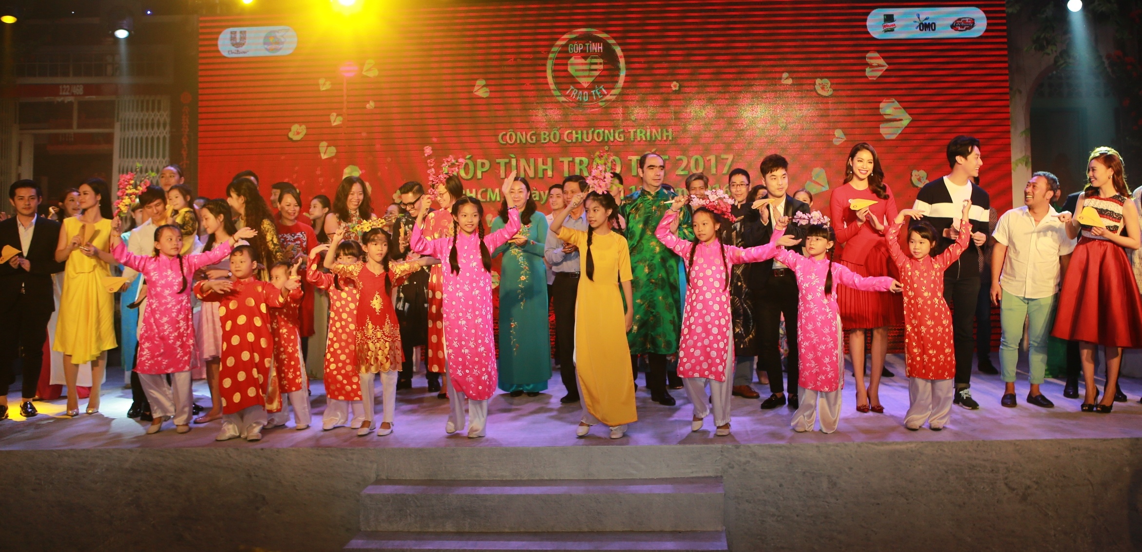 Pham Huong keu goi fan giup do mien Trung anh 3