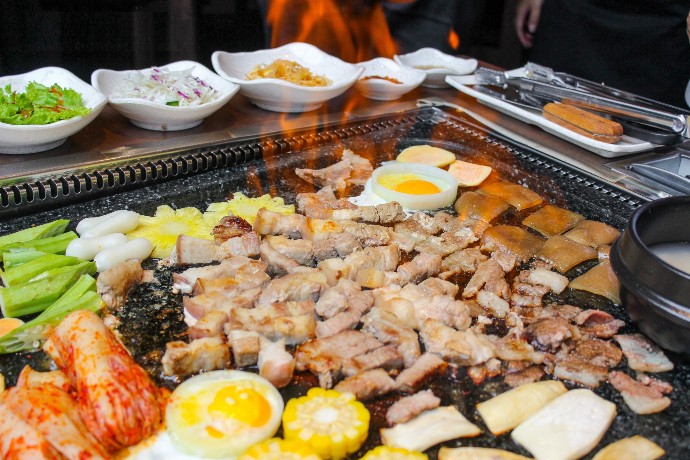 Doi vi voi thit nuong tren ban da phong cach Han Quoc hinh anh