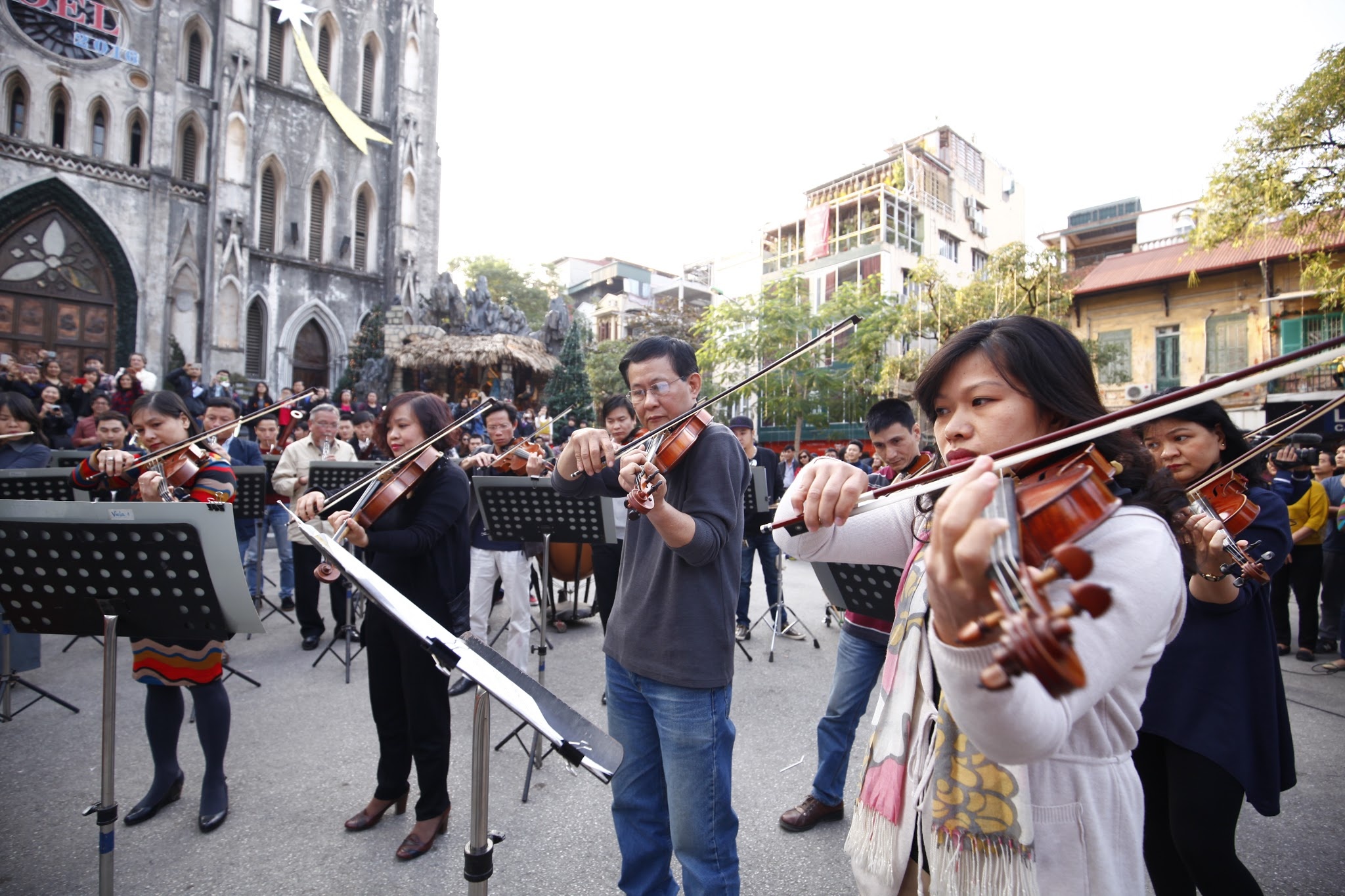 Khan gia Ha thanh hao hung voi dan giao huong flashmob hinh anh