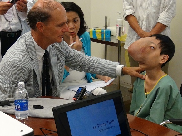 8 nam cua cau be khong co mat anh 2