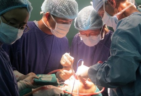 8 nam cua cau be khong co mat anh 3