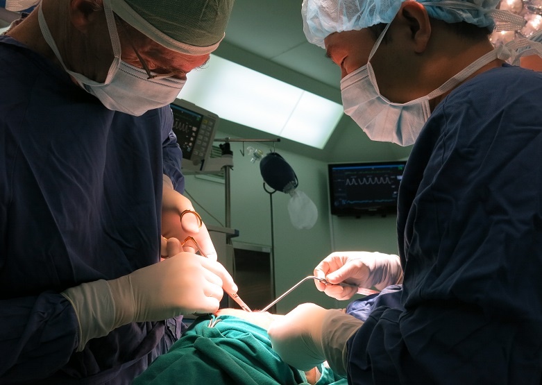 8 nam cua cau be khong co mat anh 10