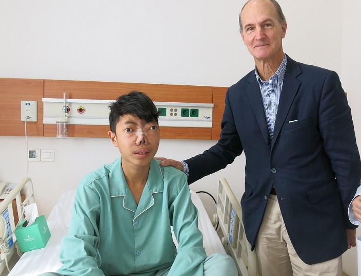 Hanh trinh 8 nam tim lai cuoc doi cua cau be 'khong co mat' hinh anh