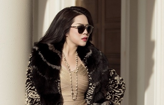 Hoa hau Jasmine Le deo trang suc tien ty dao pho Las Vegas hinh anh