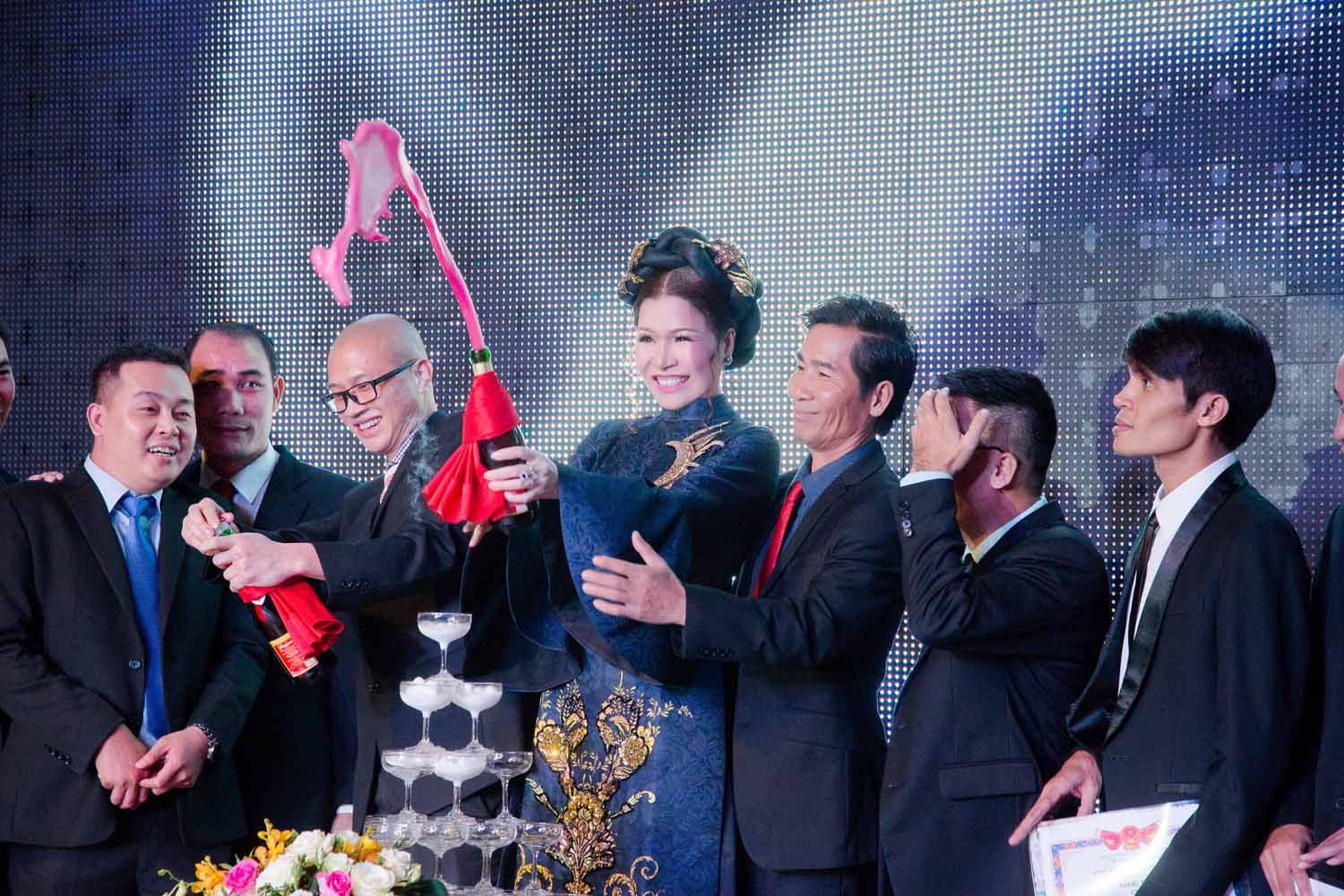 Tap doan Bao ve Long Hoang,  Hoa hau Quy ba Bui Thi anh 2