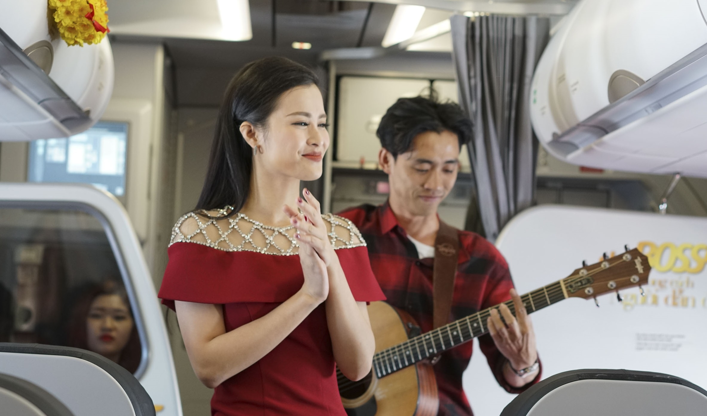 Dong Nhi bat ngo trinh dien acoustic tren may bay khai xuan hinh anh