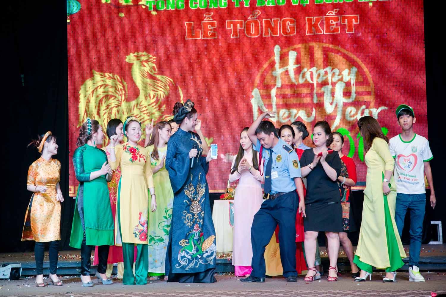 Tap doan Bao ve Long Hoang,  Hoa hau Quy ba Bui Thi anh 1