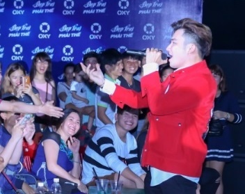 Giang sinh cuong nhiet khong gioi han cua gioi tre Sai thanh hinh anh