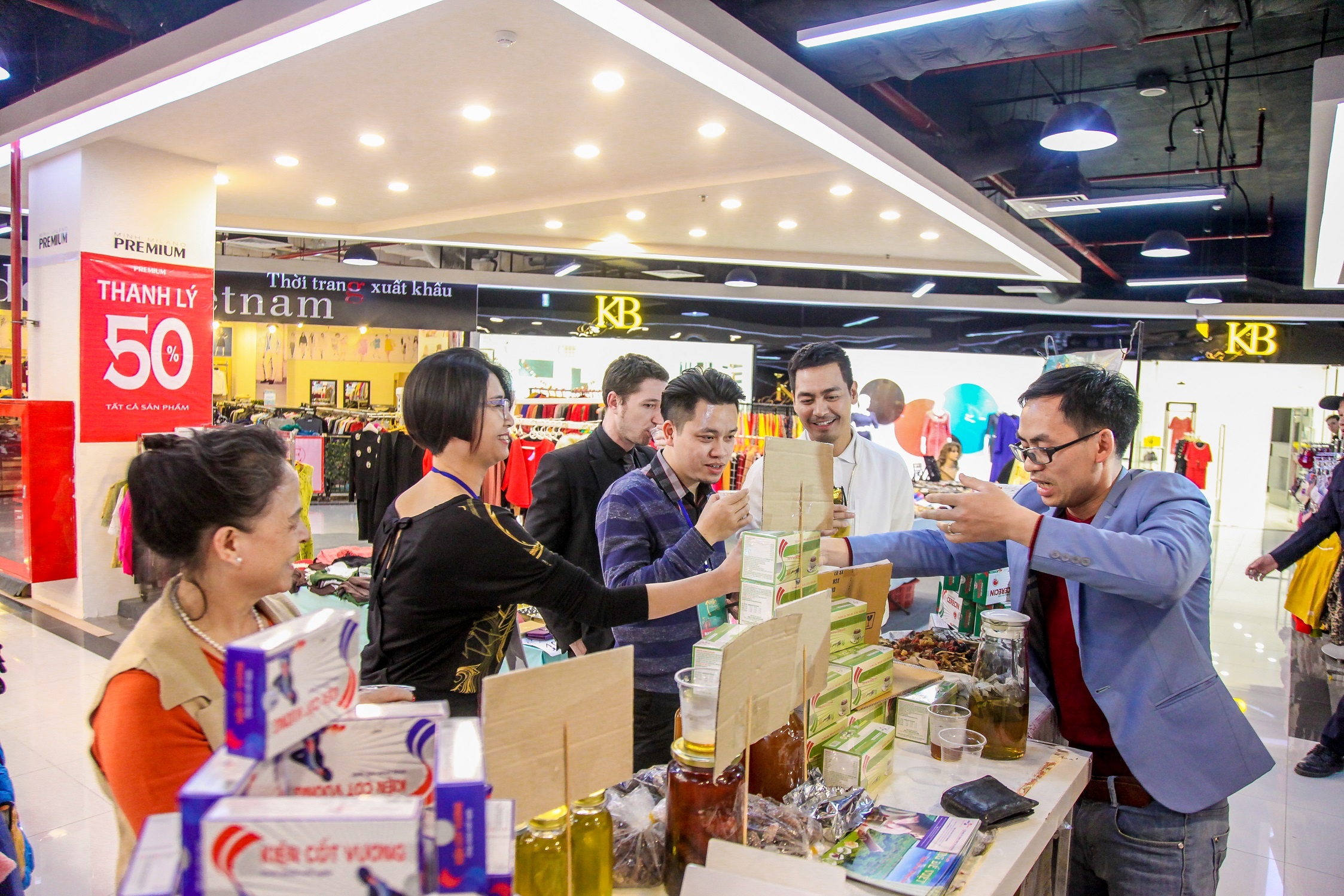 Hoi cho xuan Mipec Long Bien anh 2