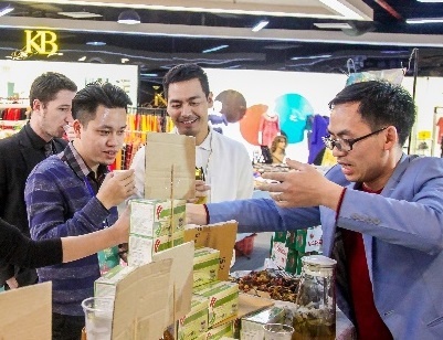 Den hoi cho xuan Mipec Long Bien de mang Tet ve nha hinh anh