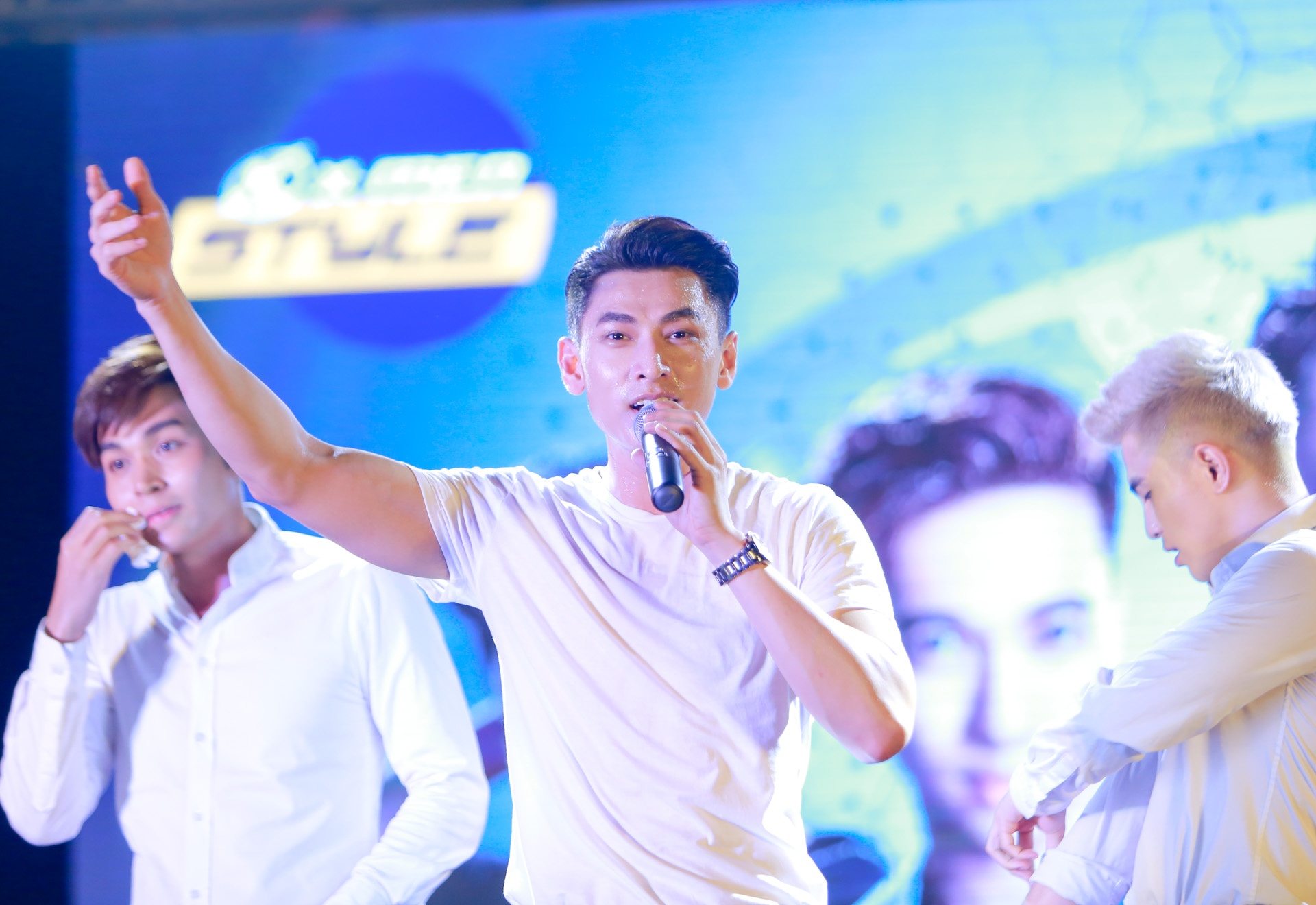 365 tai hop, nhay cuc sung tren san khau hinh anh