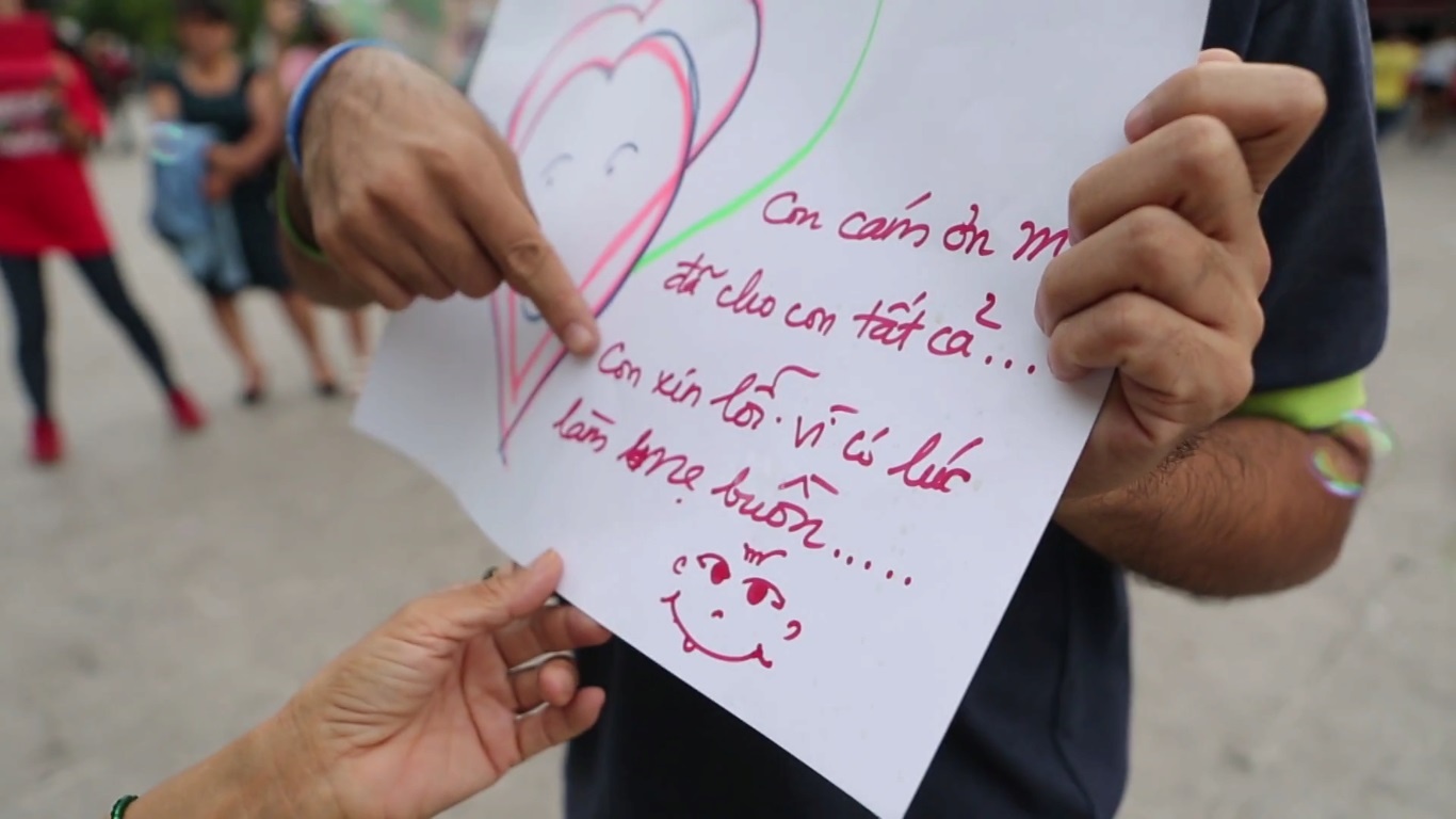 Clip nguoi con cam diec xin loi me khien dan mang xuc dong hinh anh