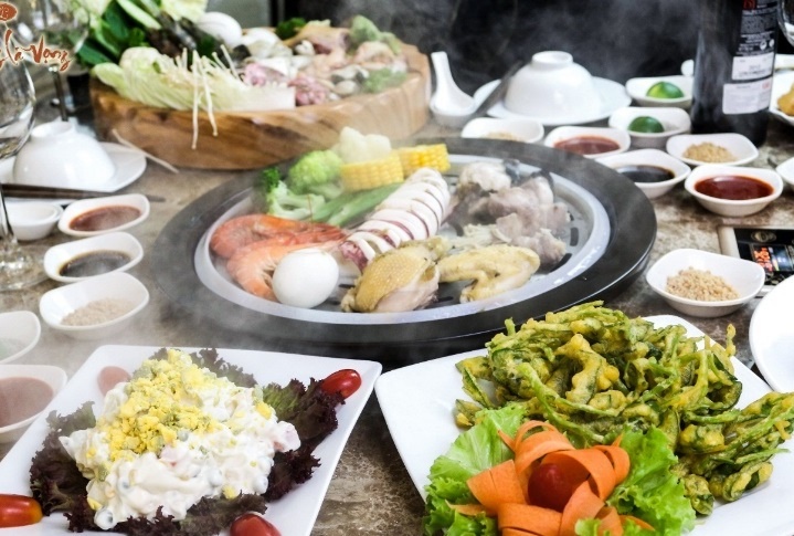 Bat kip xu huong voi lau hoi 2 tang tai Nha hang La Vong hinh anh