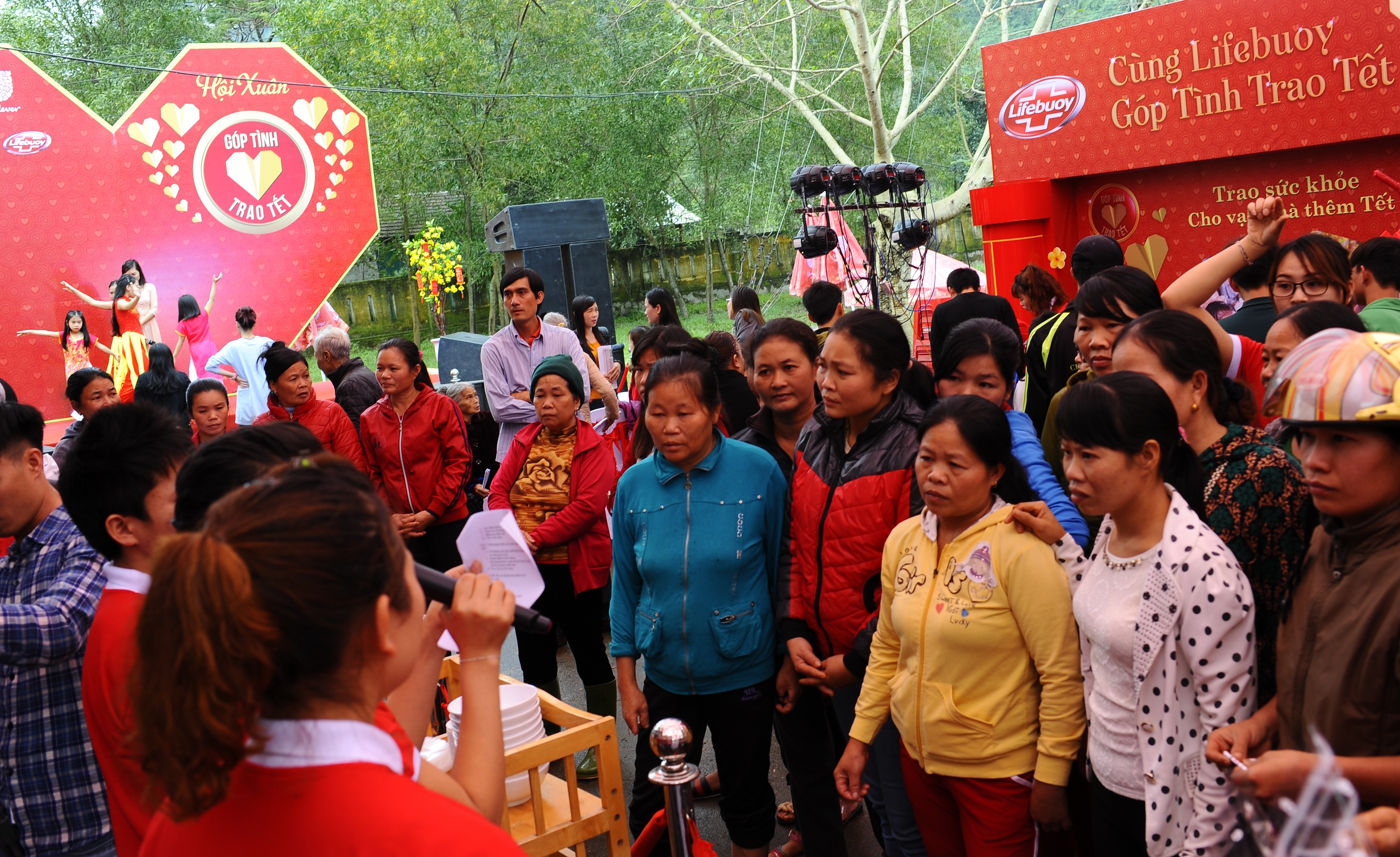 Phan Anh muon trao Tet cho ba con vung lu anh 10