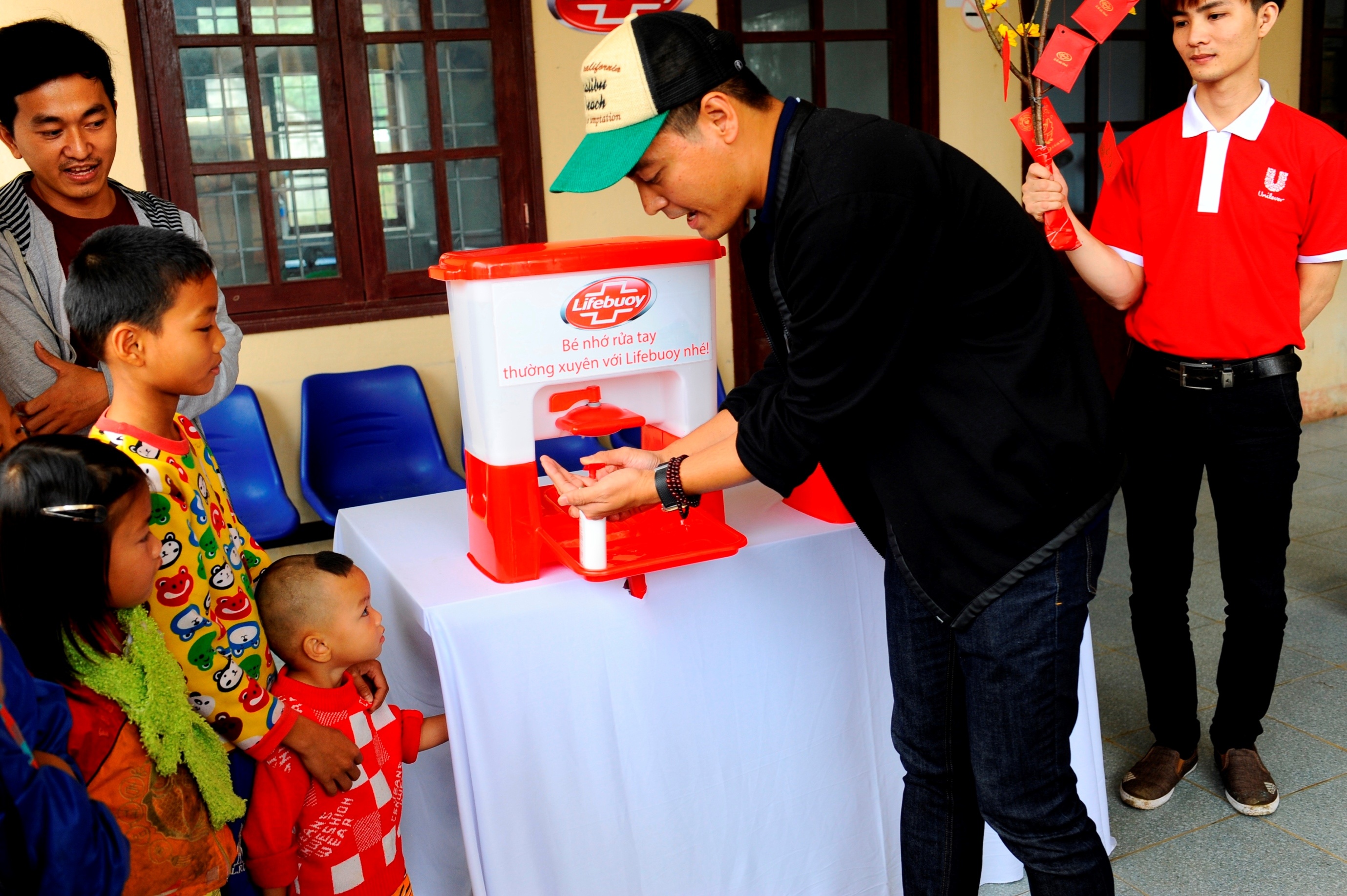 Phan Anh muon trao Tet cho ba con vung lu anh 8