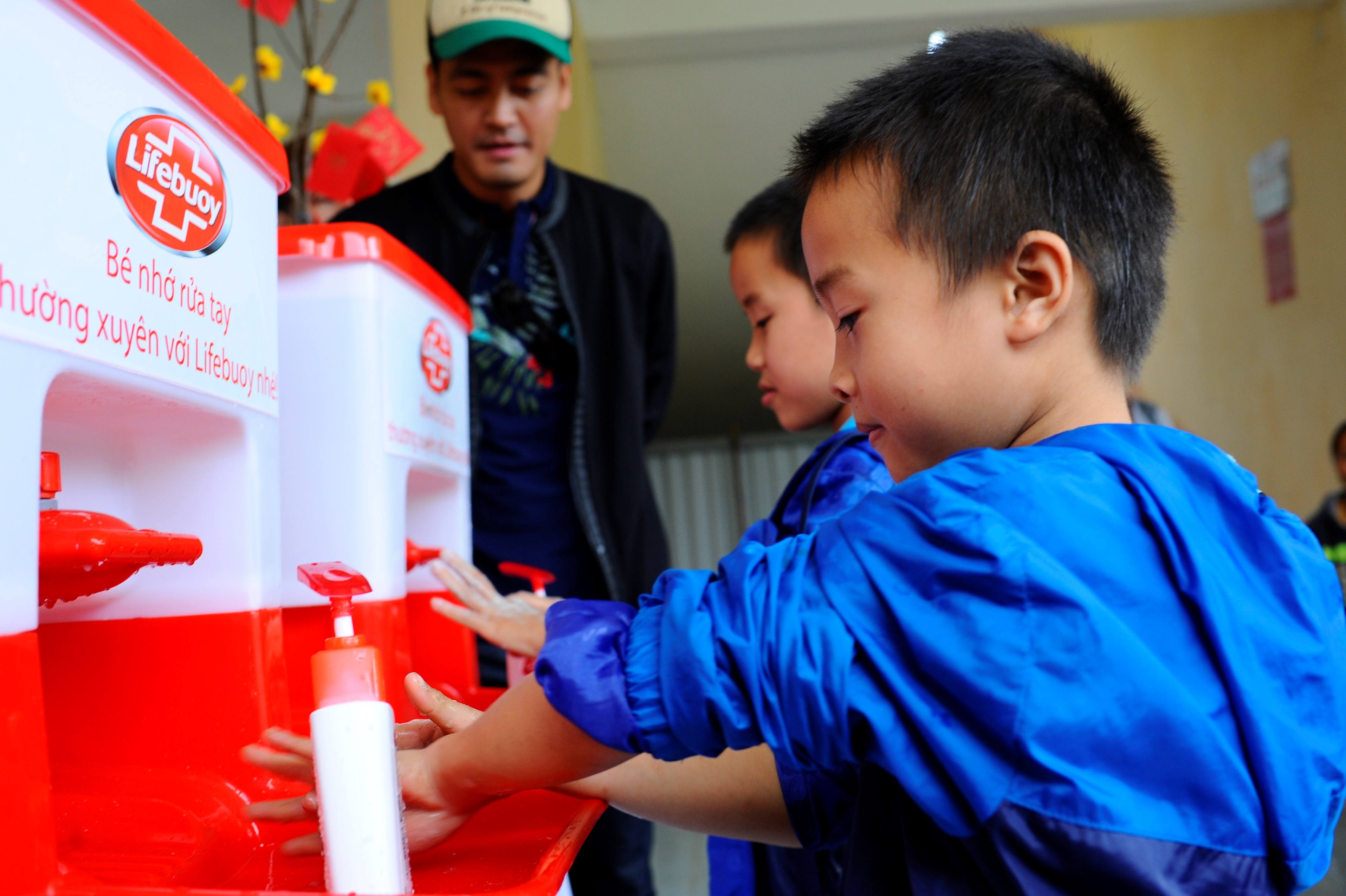 Phan Anh muon trao Tet cho ba con vung lu anh 9