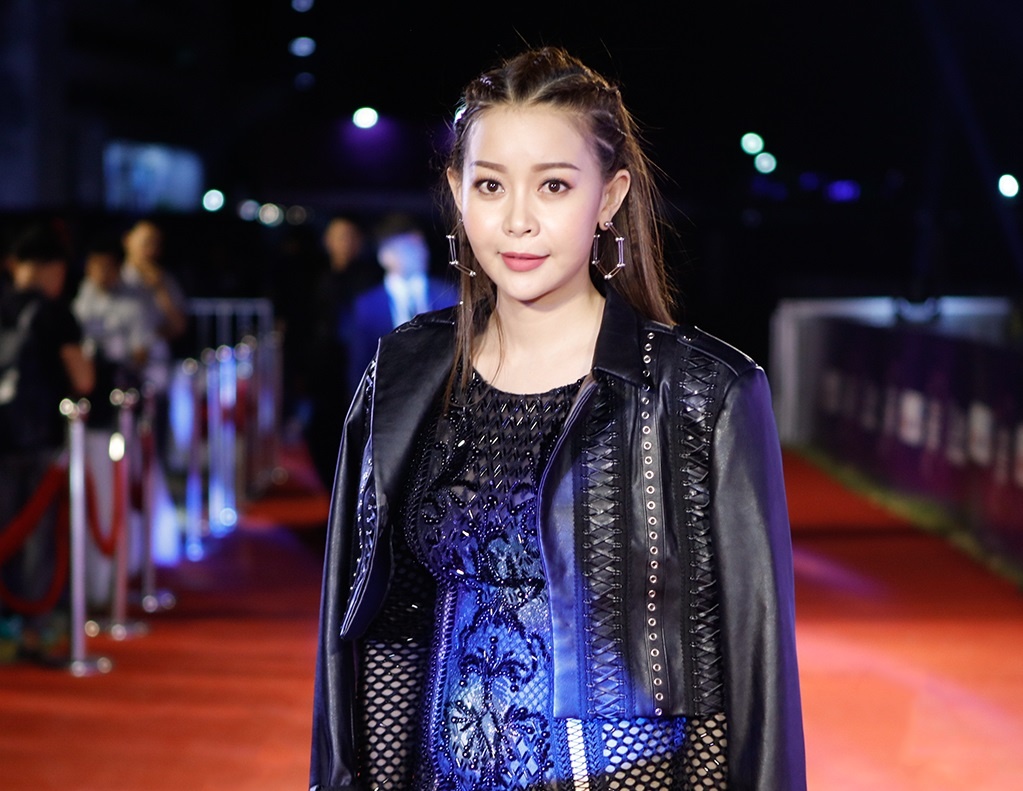 Hoa hau Hai Duong noi bat tren tham do Zing Music Awards hinh anh