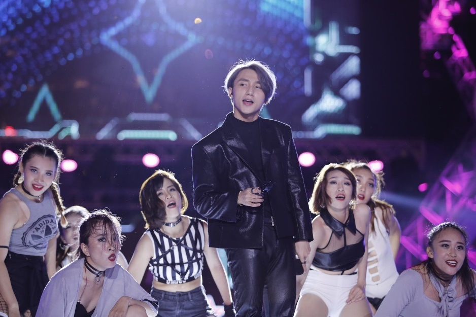 Son Tung, Soobin bung no tren san khau, bieu dien cung robot hinh anh