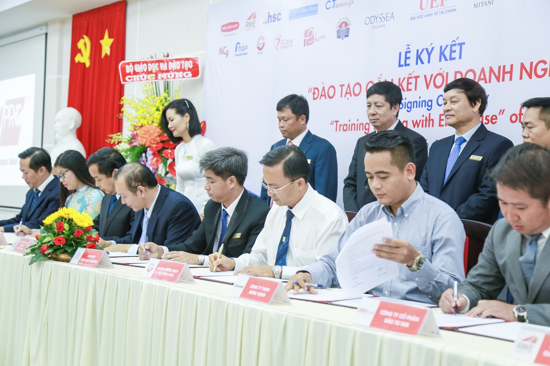 Dai hoc Kinh te Tai chinh TP.HCM,  UEF,  quan tri ki anh 3