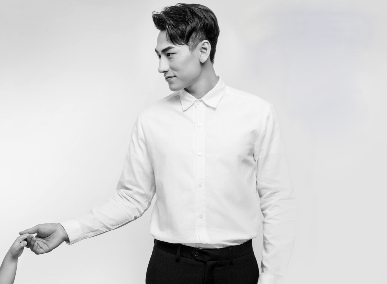 Isaac, Dong Nhi, Ong Cao Thang trao 'dieu uoc' cho tre em hinh anh