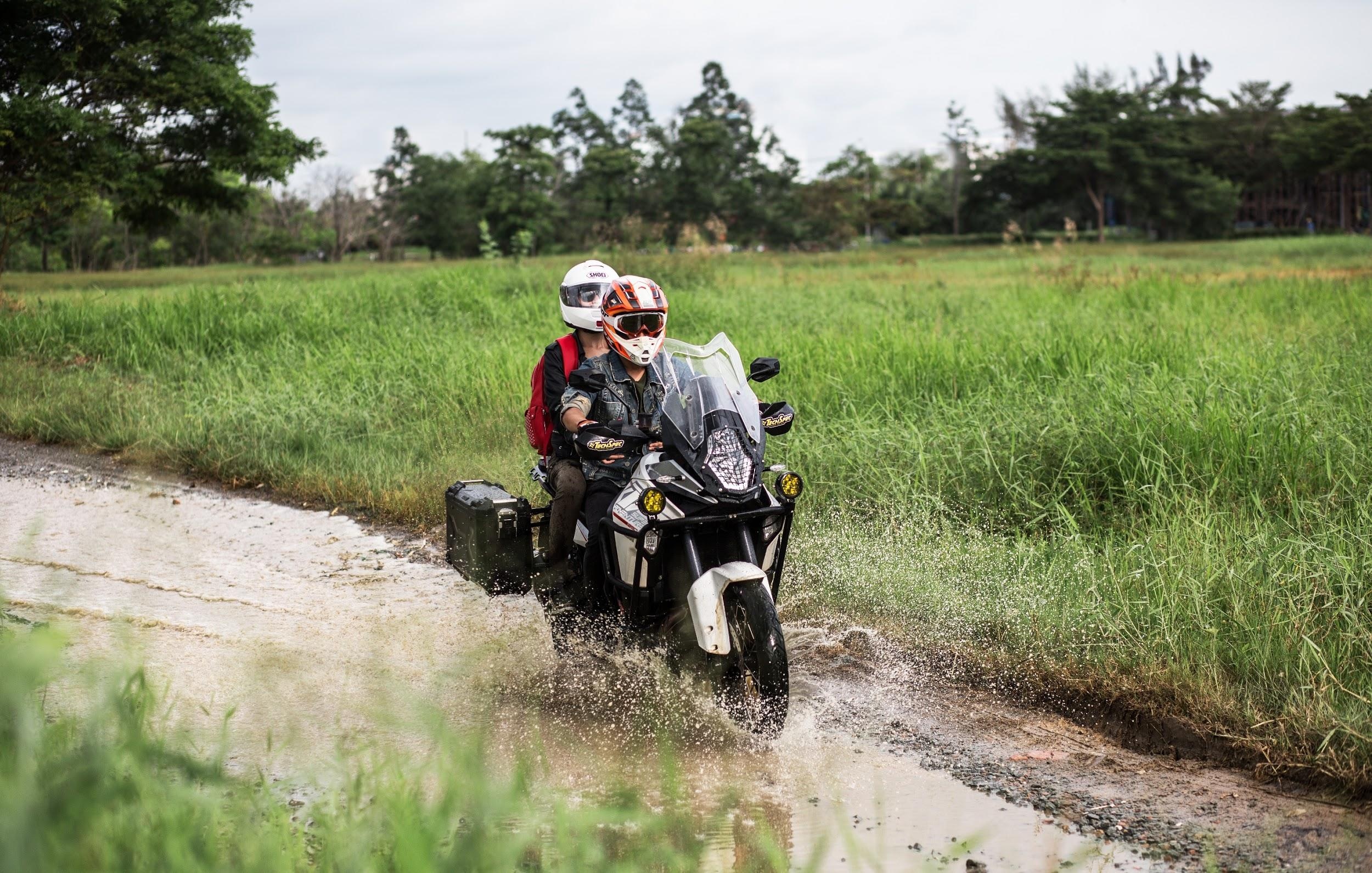 KTM 390 Duke va 1290 Super Adventure anh 8