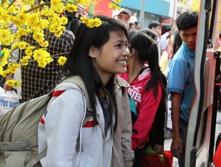 Sinh vien va nhung mon qua Tet gian di ma am long hinh anh