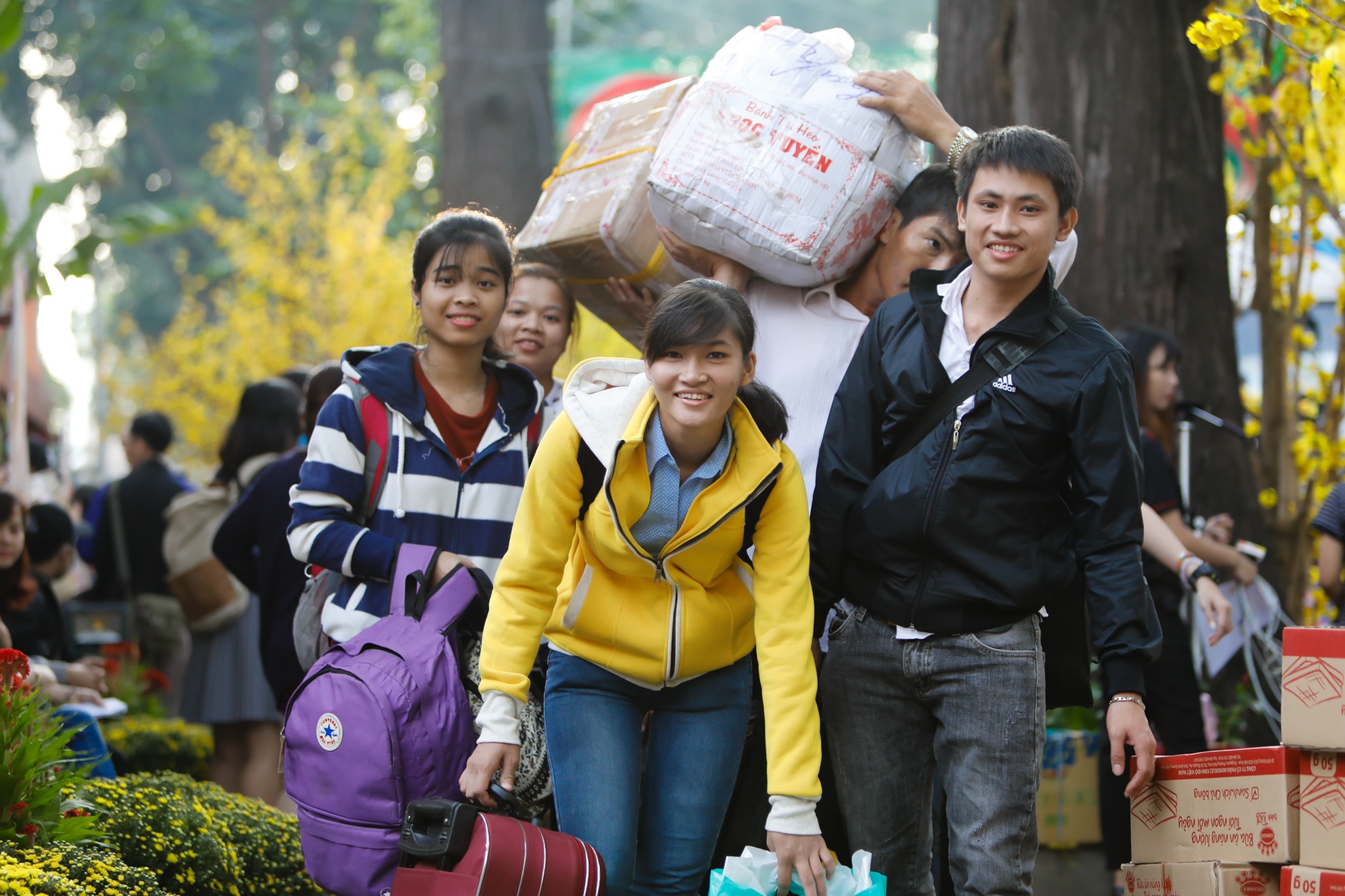 'Chuyen xe mua xuan' dua 2.500 sinh vien ve que an Tet hinh anh