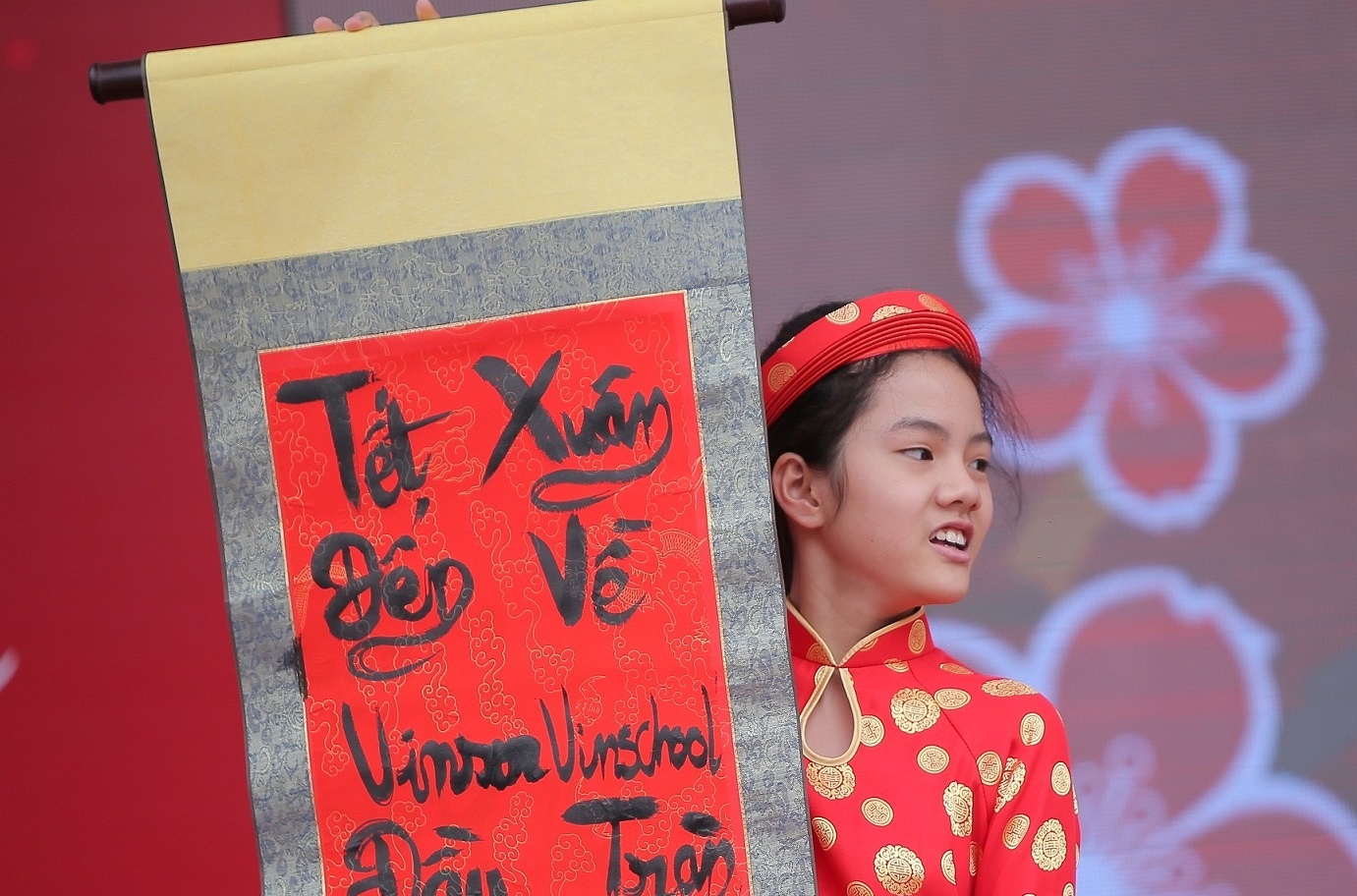 Cac ban tre tai hien khong khi Tet co truyen tai truong hoc hinh anh