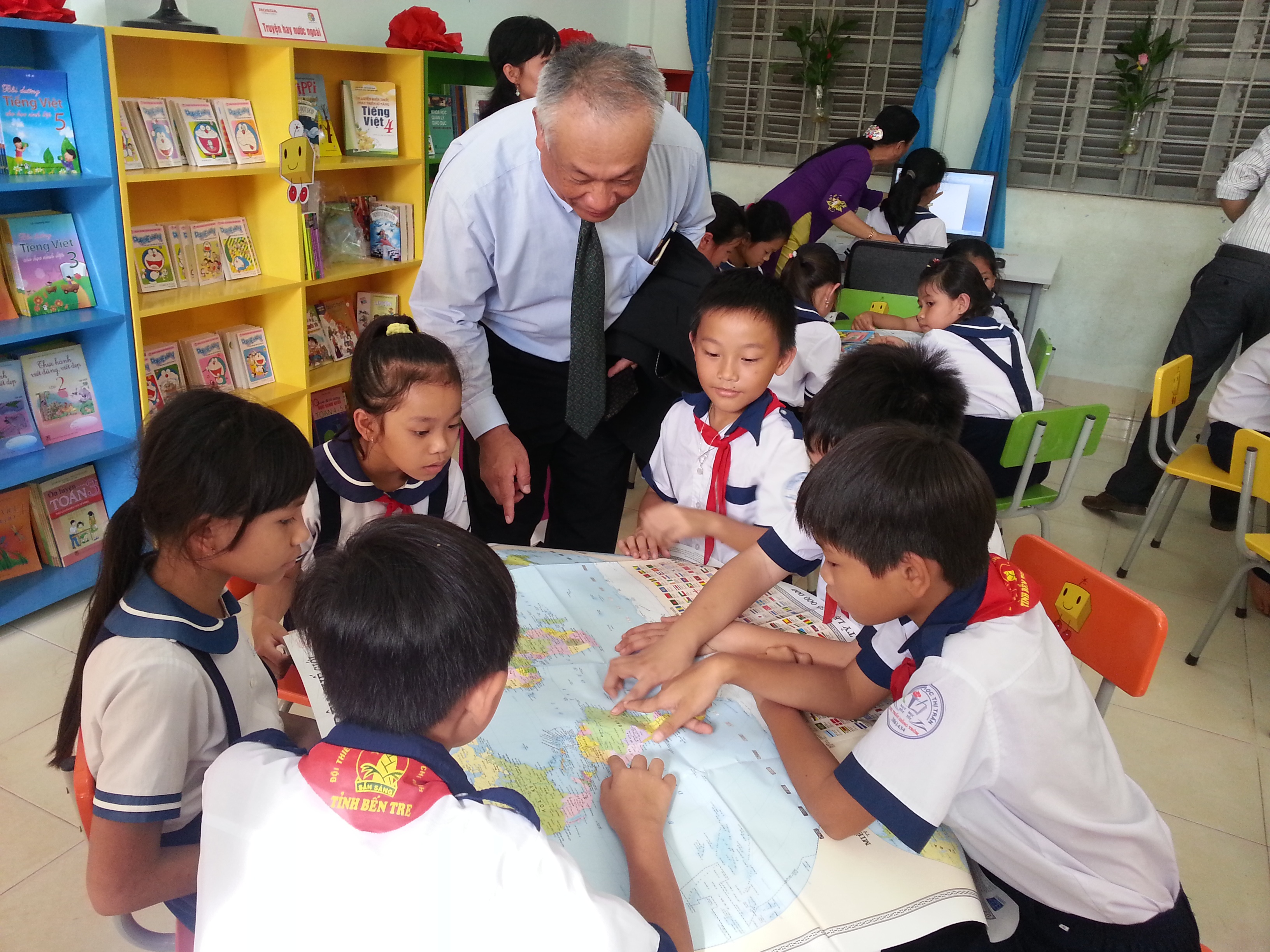 Mo them 12 thu vien cho cac truong hoc kho khan tren ca nuoc hinh anh