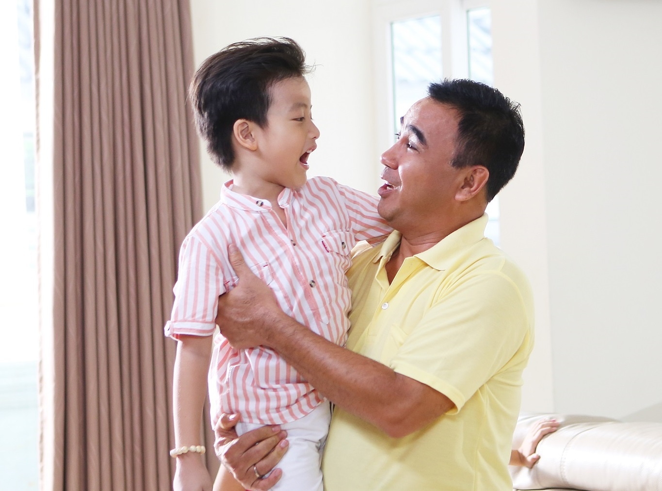 Gia dinh Quyen Linh: No luc gan con tu nhung viec nho hinh anh