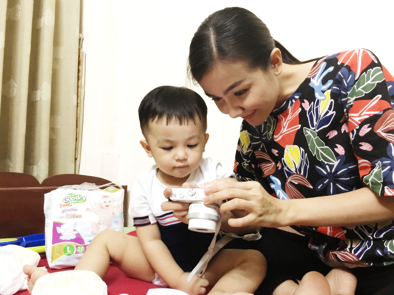 Ái Châu sợ tuột tay khi bế con ảnh 2 Ai Chau so tuot tay khi be con anh 2