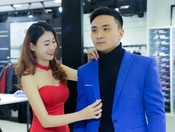 Mua sam cung hot girl - trao luu doc dao Tet 2017 hinh anh