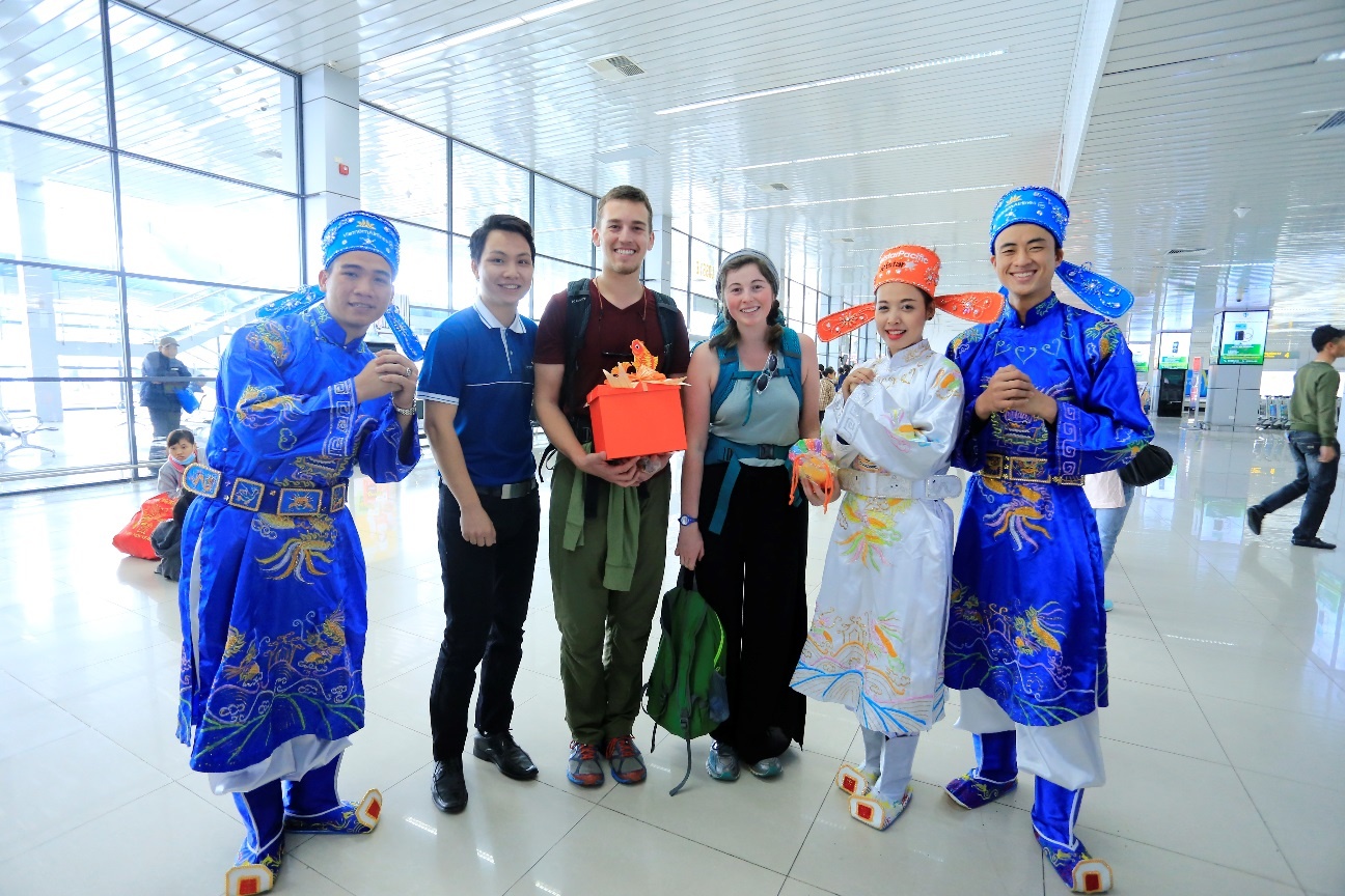 Hanh khach bat ngo khi nhan duoc qua Tet tai san bay hinh anh