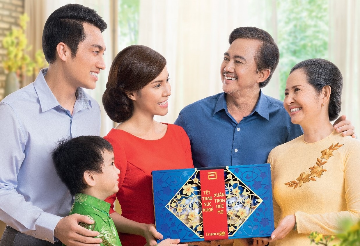 Gioi tre giup bo me thuc hien uoc mo thay qua Tet hinh anh