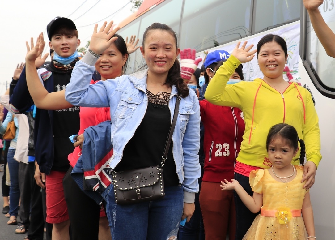 FE Credit dua 405 cong nhan mien Trung ve que sum hop Tet hinh anh