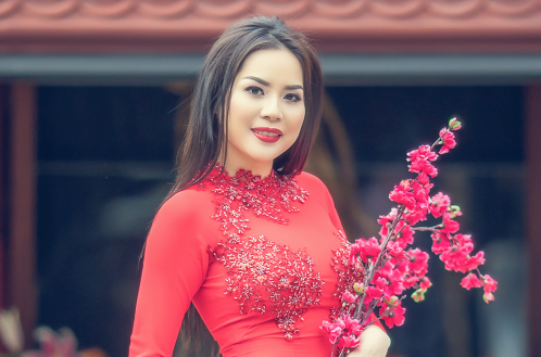 Hoa hau Nguoi Viet The gioi 2017 di le chua dau nam hinh anh