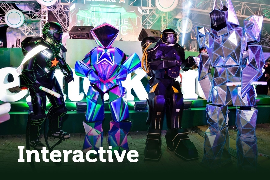 Robot cao 2,5 m xuat hien trong dai nhac hoi EDM hinh anh