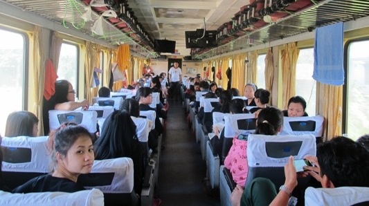 1.200 cong nhan duoc tang ve tau ve que an Tet hinh anh