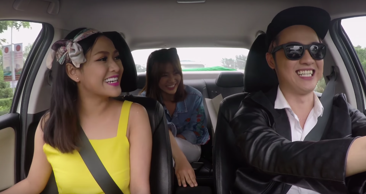 Thanh Duy lam tai xe cho khach di choi Tet hinh anh